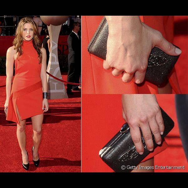 Ashley Greene usou o tom clássico para dar uma sofisticada no visual vermelho e preto